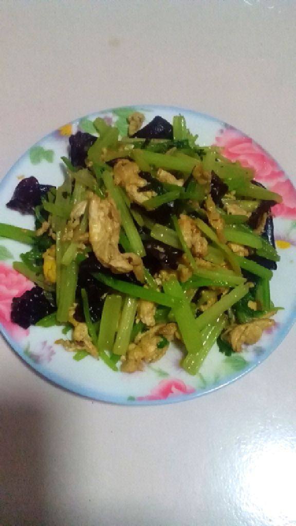 鸡蛋木耳香芹