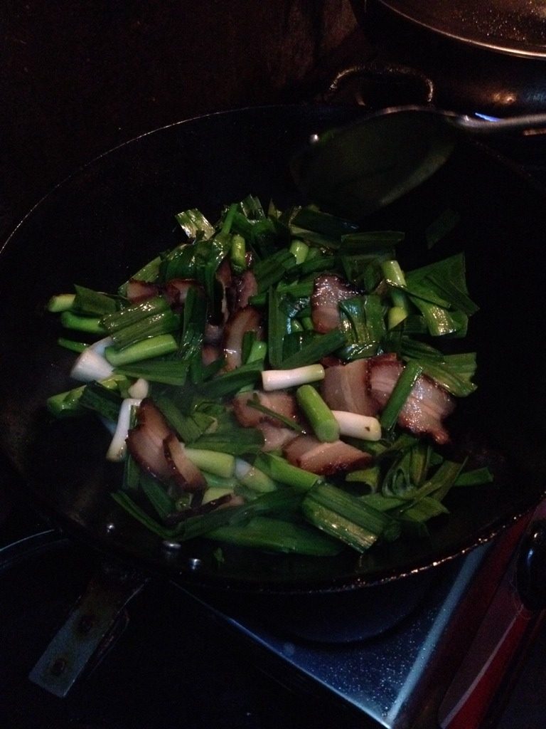 蒜苗炒酱肉,把蒸酱肉的汤汁调入翻炒几分钟，放入蒸好的酱肉