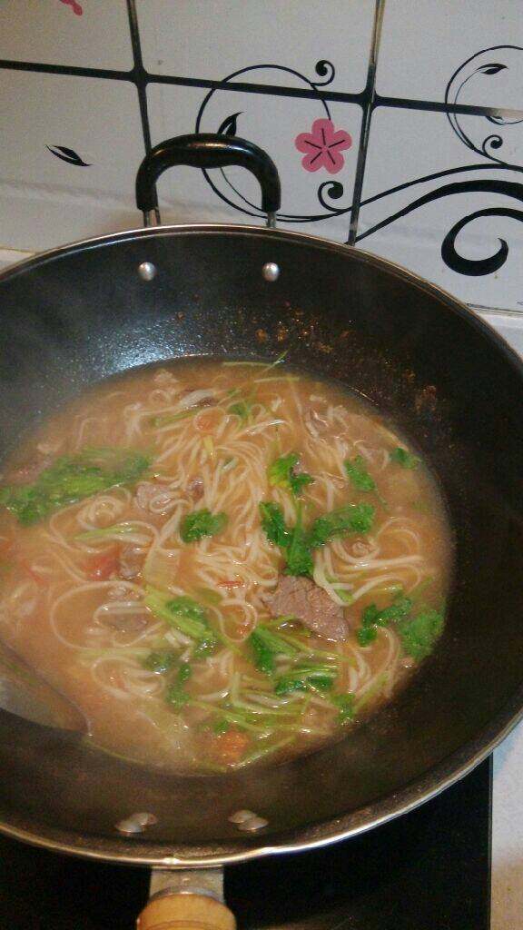 牛肉西红柿汤面,煮至面条熟,关火撒入香菜