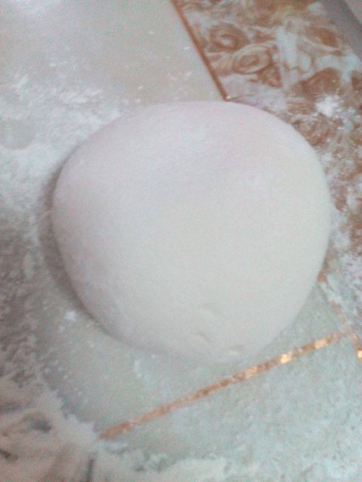 酸菜馅麦穗饺子,<a style='color:red;display:inline-block;' href='/shicai/ 519'>面粉</a>加入适量水, 搅拌成小块, 揉成光滑面团,醒20分钟左右。