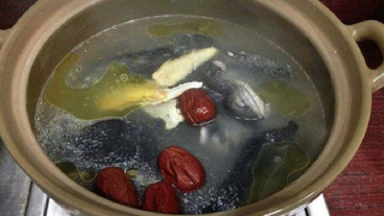 活血美容乌鸡汤,1小时后加入红枣、当归,再煲半小时。