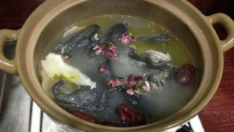 活血美容乌鸡汤,加入雪山玫瑰,煮10分钟。