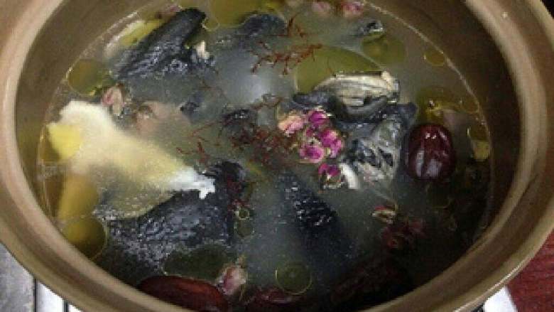 活血美容乌鸡汤,最后加入藏红花,煮5分钟,捞去浮油,调入盐即可。