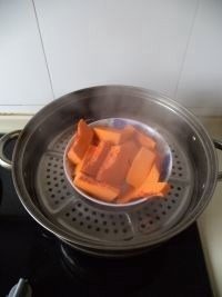 无油南瓜饼,南瓜去皮切块入蒸锅蒸制25分钟。