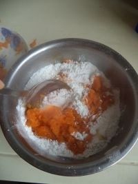 无油南瓜饼,趁热把200克南瓜泥放入糯米粉中。
