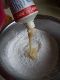 无油南瓜饼,糯米粉加入炼乳，白糖。