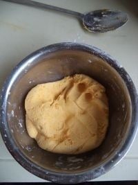 无油南瓜饼,揉至成为面团