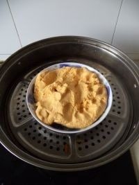 无油南瓜饼,盘中稍微擦油放入南瓜面团。