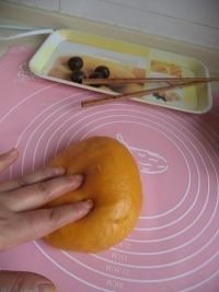 无油南瓜饼,蒸好的南瓜面团取出用手掌击打片刻让其产生沾性。