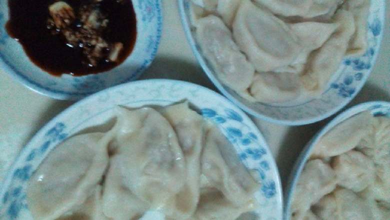 酸菜馅麦穗饺子,锅中放入适量水,水开后加入一段葱白,加入饺子,用笊篱沿锅边向底部滑,使饺子翻动。盖锅盖煮,锅开后打入分别打入两次凉水后,稍微煮一下就可以了。