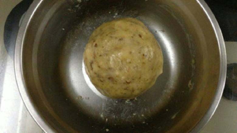 【宫廷核桃酥】, 戴上一次性手套，团成团。（不要揉面团，只要粘在一起成团即可）。