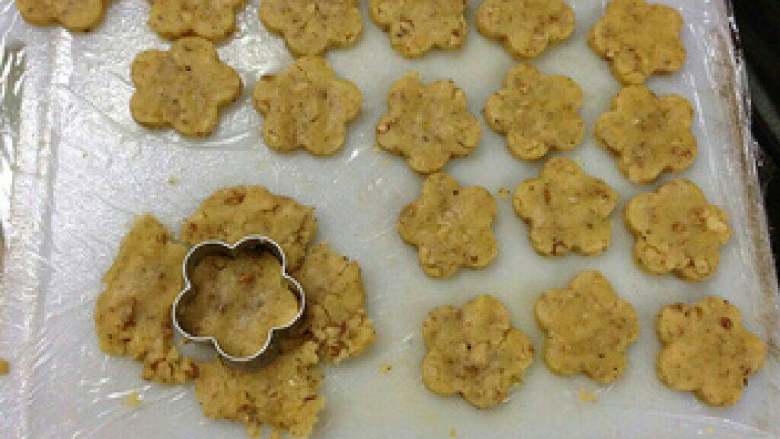 【宫廷核桃酥】,分成一个个小团，压扁，用花形模具压出花型。也可以直接圆形压扁。