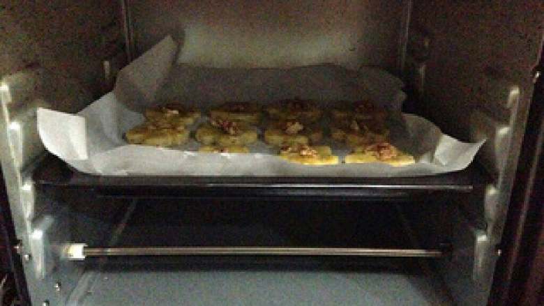 【宫廷核桃酥】,放入预热好的烤箱，180度、中层，上下火烤约12分钟。