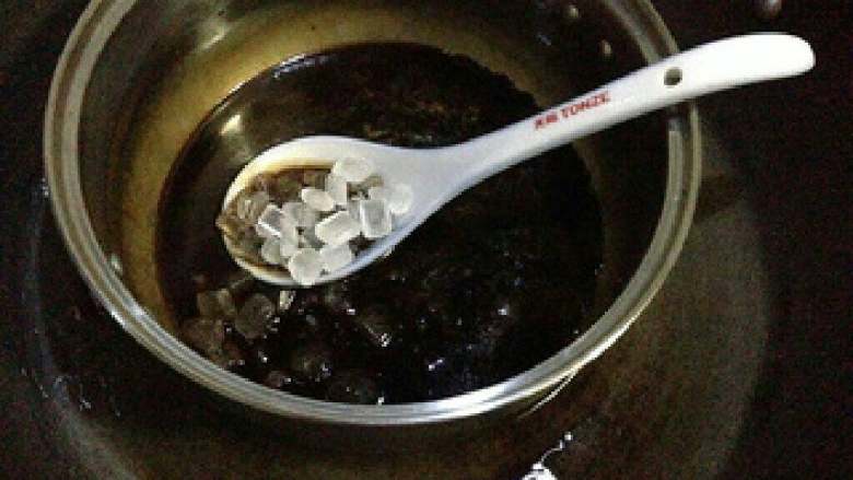 阿胶固元膏,隔水把阿胶完全搅至融于黄酒中,再加入冰糖后,把冰糖搅至完全融化。把冰糖敲碎更易于融化。