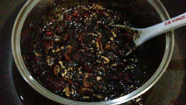 阿胶固元膏,同粗到细倒入每种食材,每加入一种,都要搅至均匀再倒另一种。倒完再煮15分钟。要不停的一边搅动哦。