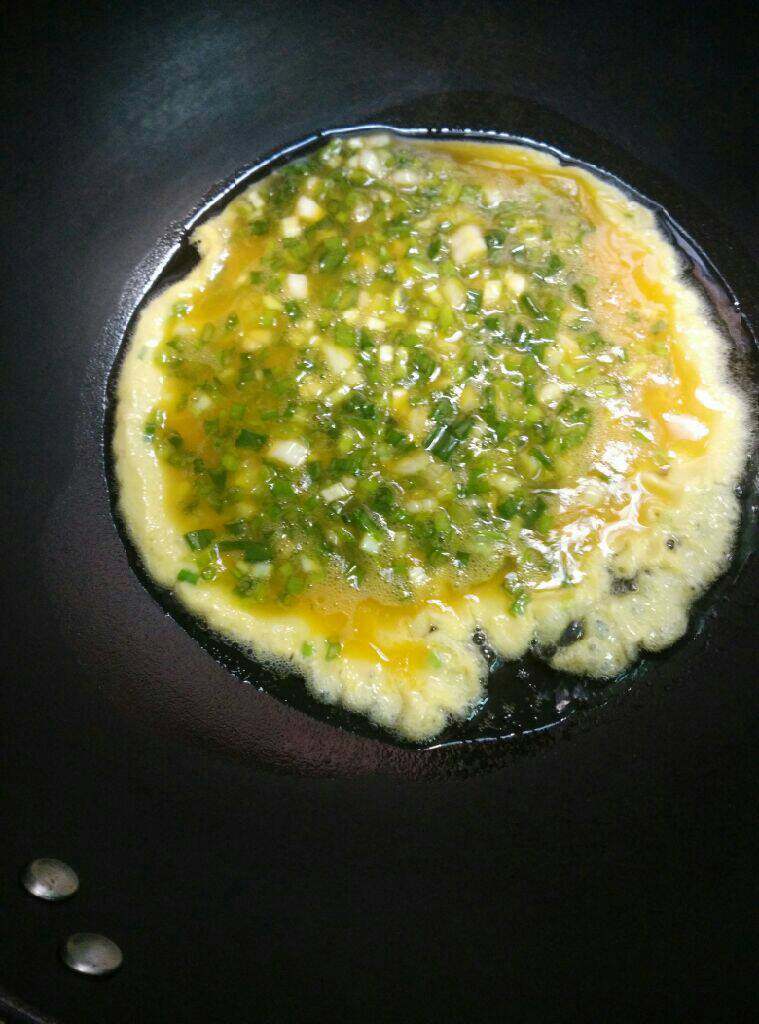 香葱煎蛋饼,锅入少量油，烧微热，倒入蛋葱液，小火慢煎，
