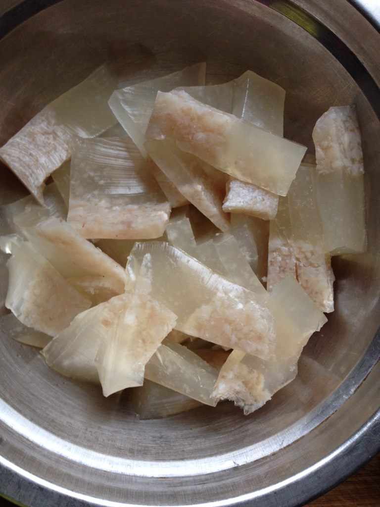 凉拌皮冻,如图冷却的肉皮切成片