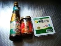 辣椒酱蒸豆腐,把豆腐和辣椒酱、蒸鱼豉油准备好。