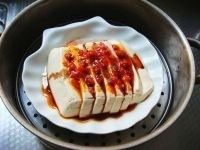 辣椒酱蒸豆腐,再蒸5分钟,出锅前撒上葱花即可。