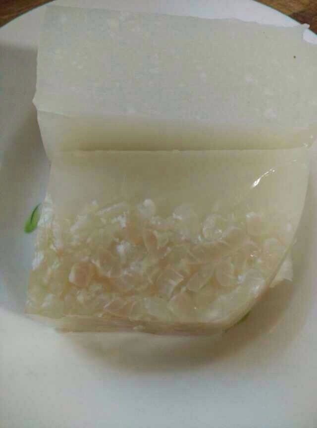 水晶皮冻,如图碎丁重新放入之前的汤中,中火煮开,倒入容器,冬季自然冷却即可成皮冻。也可放入冰箱冷藏。