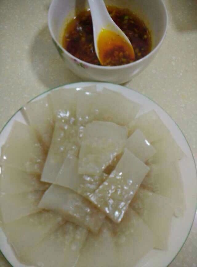 水晶皮冻,如图切盘,碗中加入生抽,盐,辣椒酱,葱姜蒜如油爆香倒入碗中
