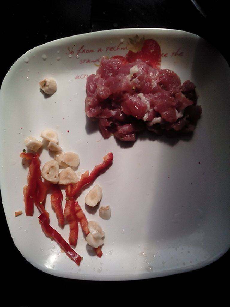 肉丝西兰花,<a style='color:red;display:inline-block;' href='/shicai/ 429'>瘦肉</a>红椒切丝，<a style='color:red;display:inline-block;' href='/shicai/ 2795'>蒜头</a>拍碎，切片。