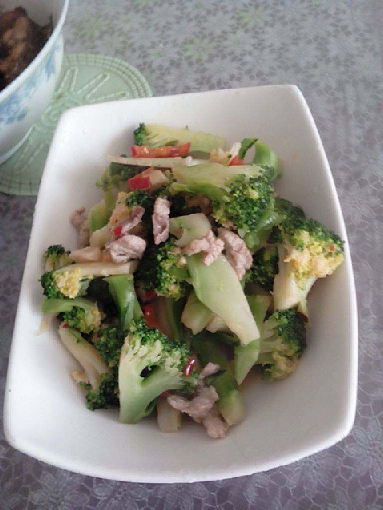 肉丝西兰花,出锅前加入少量鸡精后即可装盘。
