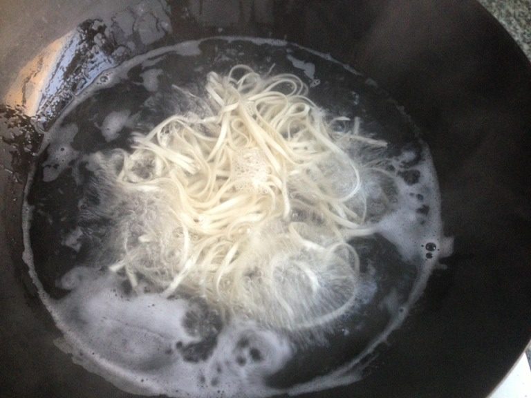 羊肉汤面,<a style='color:red;display:inline-block;' href='/shicai/ 526'>面条</a>下好 捞出