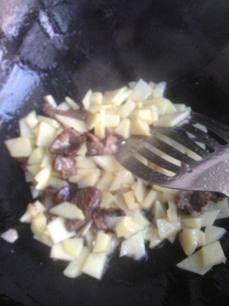 羊肉汤面,<a style='color:red;display:inline-block;' href='/shicai/ 23'>土豆</a>翻炒 加水 