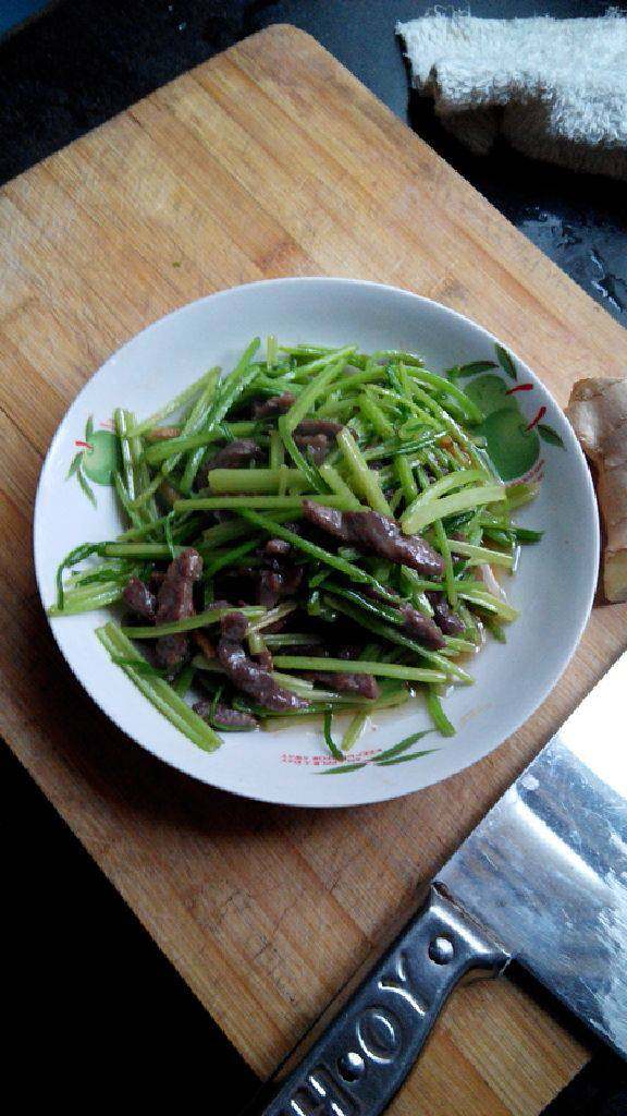 西芹炒牛肉,锅中加少许油,油热后倒入芹菜翻炒几下,倒入炒好的牛肉丝,加入少许鸡精,盐,翻炒30秒,出锅