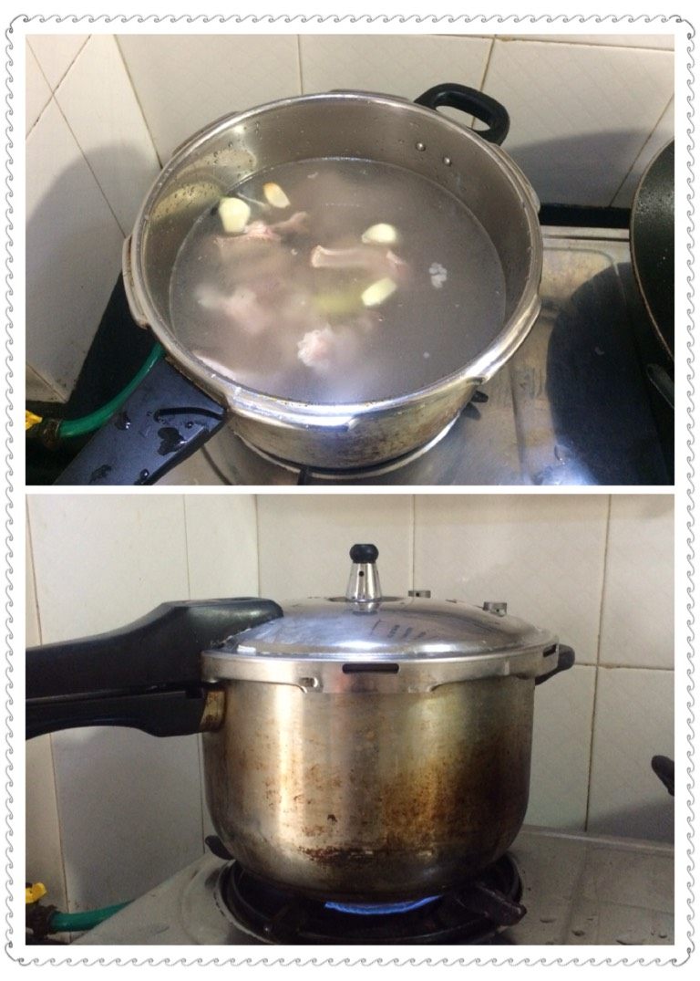 猪肚煲冬瓜,把变白的猪肚汤加入高压锅,大火压三十分钟后关火放汽