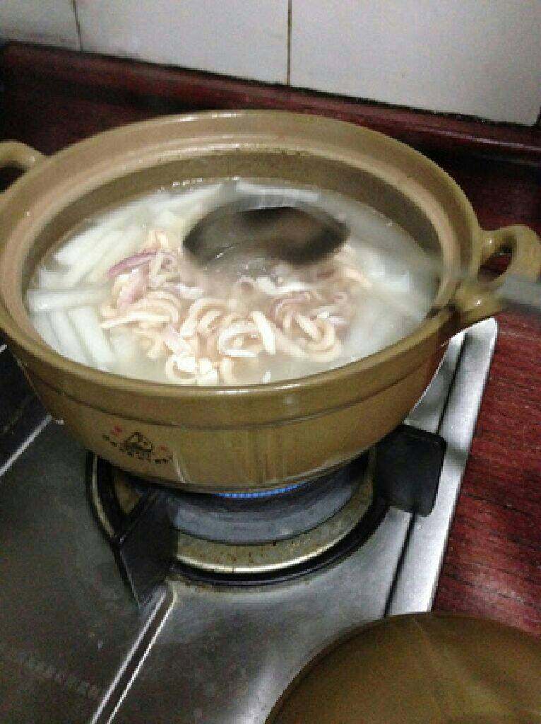 猪骨鱿鱼萝卜汤,再加入鱿鱼,煮至萝卜熟透变软即可。