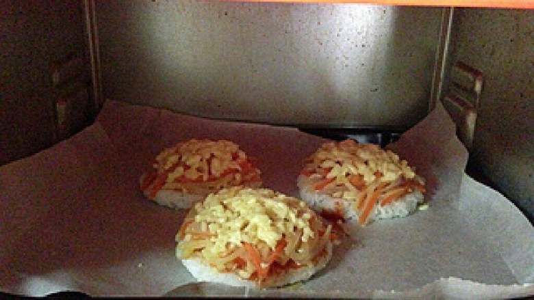 三丝米饭迷你披萨,烤箱预180度,上下火,中层,烤20分钟。(根据自家烤箱温度调整)。