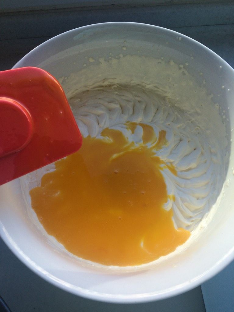 冰淇淋,加入蛋黄搅拌均匀