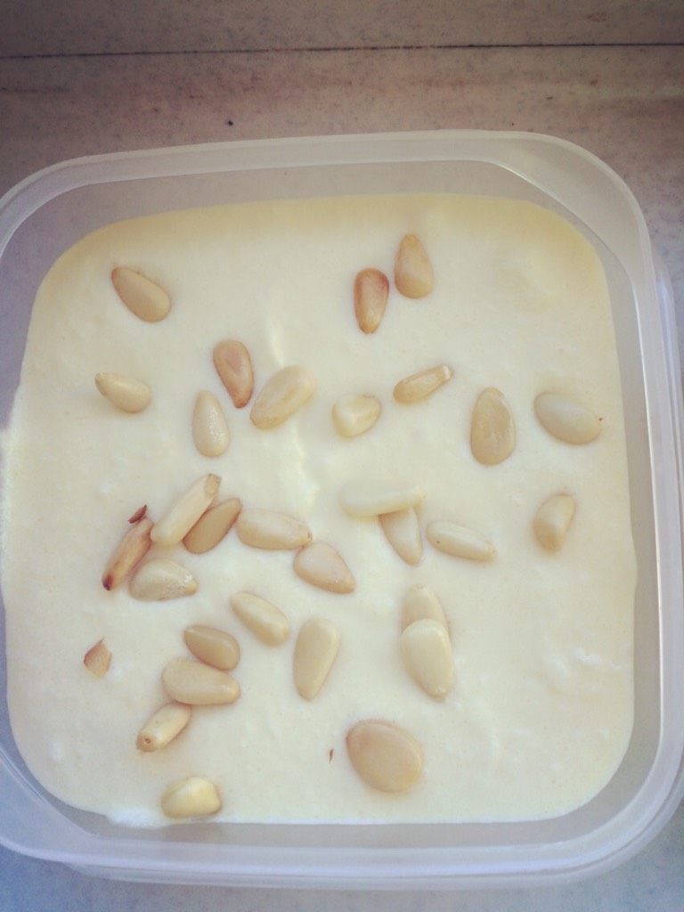 冰淇淋,加入果仁