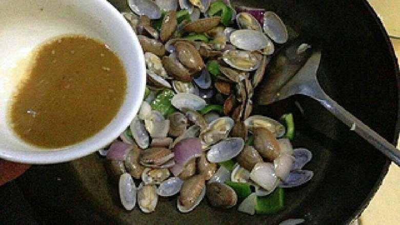 洋葱青椒炒花蛤,淋上料汁。