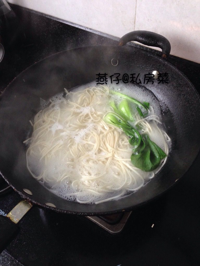 茶树菇筒骨汤面,如图将<a style='color:red;display:inline-block;' href='/shicai/ 4528'>阳春面</a>和<a style='color:red;display:inline-block;' href='/shicai/ 115'>油菜</a>煮熟，捞起。