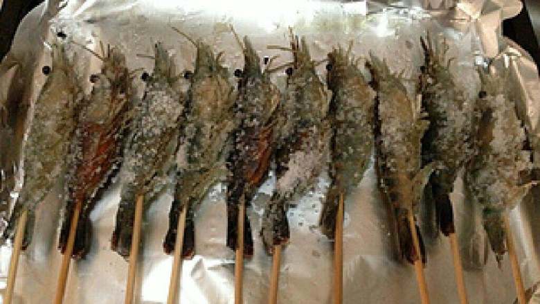 盐烤大头虾,烤盘上铺上锡纸,把大头虾摆在烤盘上。