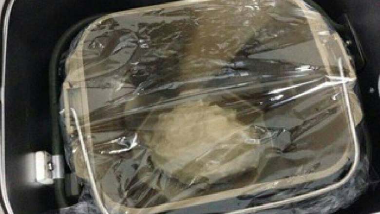 虾球玉米披萨,至完全阶段后盖上保鲜膜,启动发酵程序。