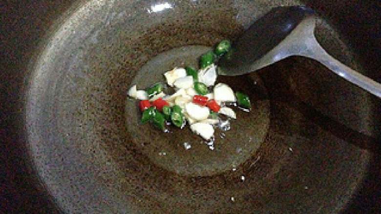 辣炒鸡丁莲藕, 锅内热油,放入姜蒜片,辣椒圈。炒香。