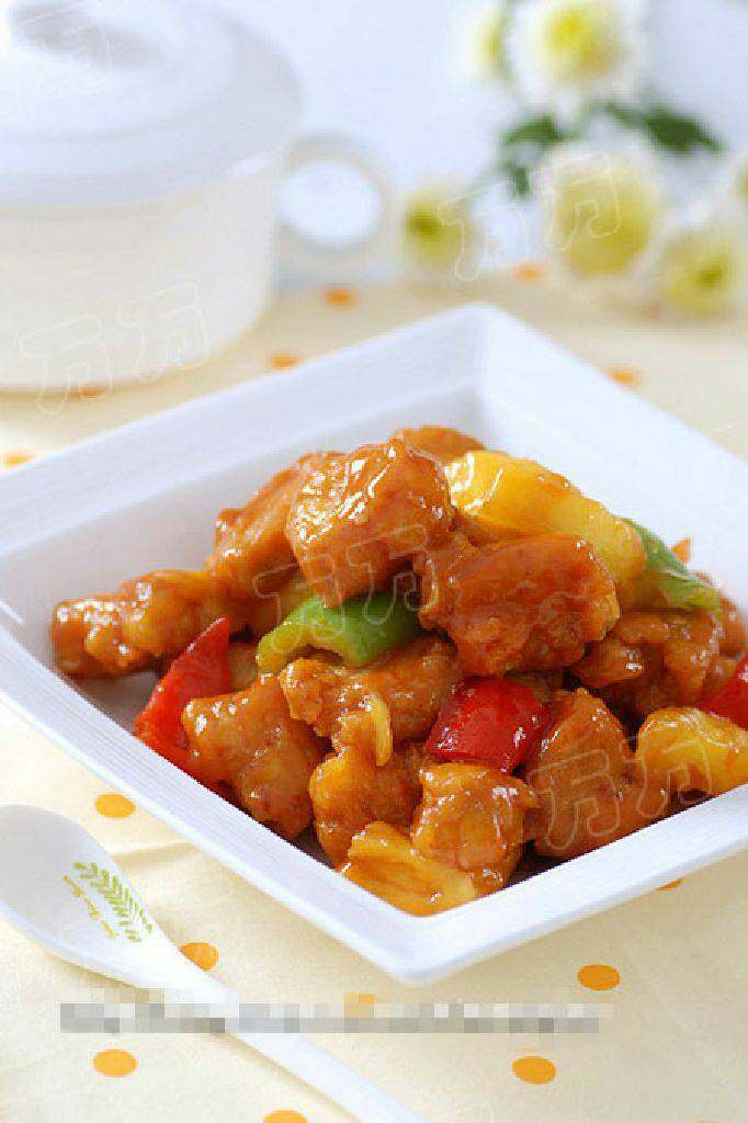 菠萝古老肉,<a style='color:red;display:inline-block;' href='/shicai/ 699'>番茄酱</a>3汤匙，<a style='color:red;display:inline-block;' href='/shicai/ 793'>米醋</a>2汤匙，生抽1汤匙，<a style='color:red;display:inline-block;' href='/shicai/ 10588'>糖</a>1汤匙，清水100ml，调匀成料汁备用。水淀粉备用。热锅，不用倒油。倒入料汁，中火烧开至冒泡时，倒入水淀粉，拌匀，熬至稍微粘稠。
倒入肉，菠萝，青红椒迅速翻炒，使其均匀的挂上粘汁即可。