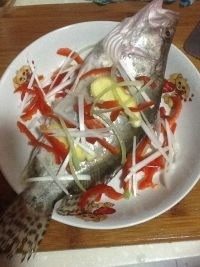 清蒸鲑鱼,将生姜、大葱和红辣椒切好,放入盘中