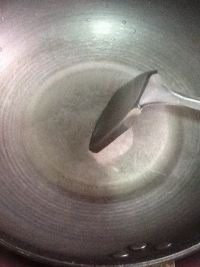 清蒸鲑鱼,锅中放入油烧热
