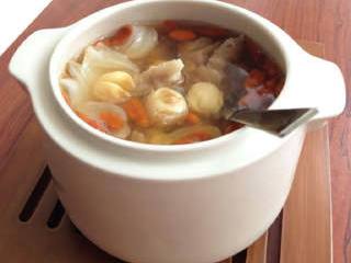 【莲子百合炖瘦肉】