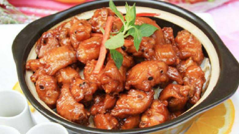 三杯鸡,待焖煮快收汁后撒上<a style='color:red;display:inline-block;' href='/shicai/ 746'>罗勒叶</a>翻炒均匀关火即可。