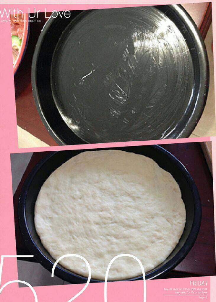 【芝心培根蘑菇披萨】,烤盘涂上一层黄油。把擀好的面皮放入烤盘,做成披萨皮的形状。