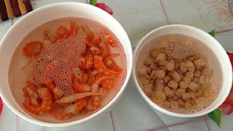 【私房韭菜饺子】,<a style='color:red;display:inline-block;' href='/shicai/ 289'>虾米</a>、<a style='color:red;display:inline-block;' href='/shicai/ 195'>干贝</a>用清水泡半小时。