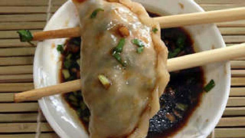 【私房韭菜饺子】,我的酱料是:香菜、蒜蓉、香醋、酱油、香油。