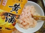 茄汁玉米鸡丁,鸡丁加入盐、淀粉、料酒拌匀备用。