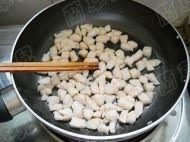 茄汁玉米鸡丁,滑散至八分熟(颜色变白即可)。
